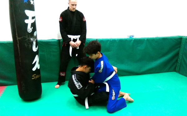 Brazilian Jiu Jitsu - Practicing passing the guard