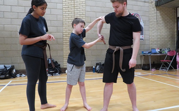 Kickboxing self defence - moving out of the way of the blade