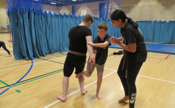 Kickboxing self defence - using a kick to to cause damage, giving you time to escape